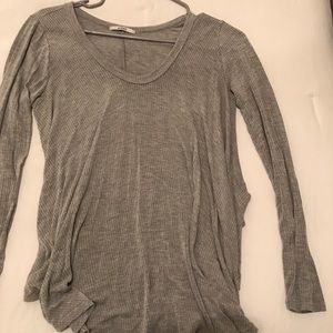 Basic scoop neck, ribbed shirt.